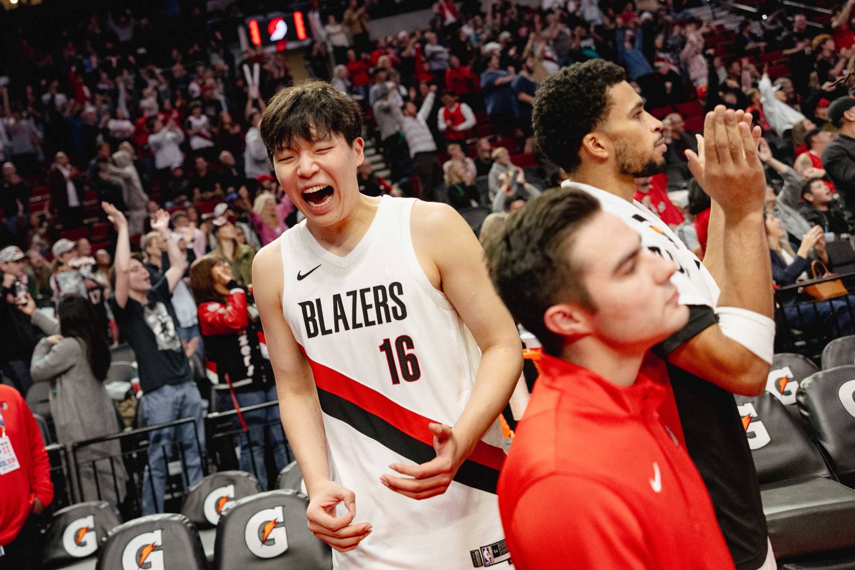 包含赛前CBA季后赛传出新动向，埃因霍温状态回暖，管理层表态：震撼外界，赛程密集仍需轮换的词条